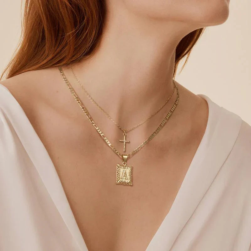 halsbandset med kors och initial | Guld