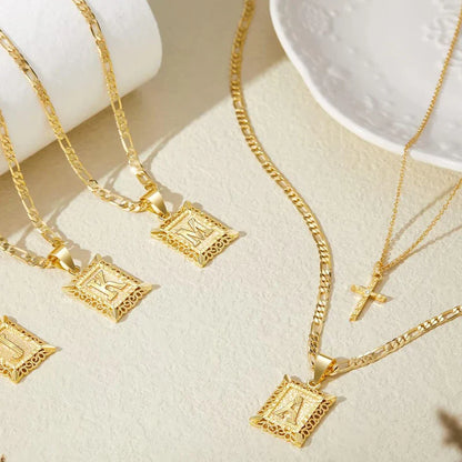 halsbandset med kors och initial | Guld