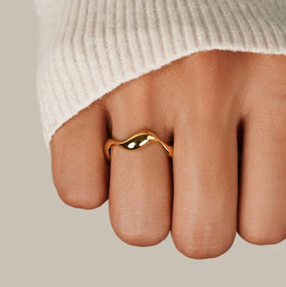 Elyra Smooth Flow Ring | Guld