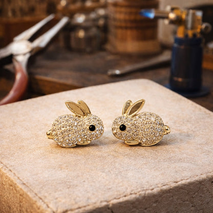 Whimsical Rabbit Kristall Stud Örhängen