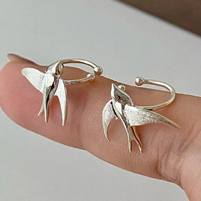 Beautiful Silver Swallow Fågel Clip On Örhängen