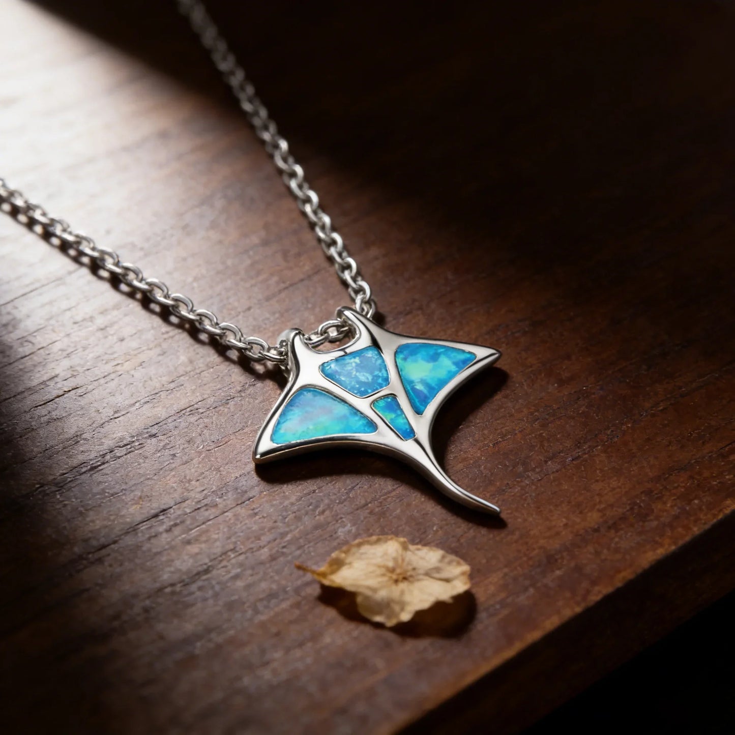 Manta Ray Blue Opal Ocean Halsband